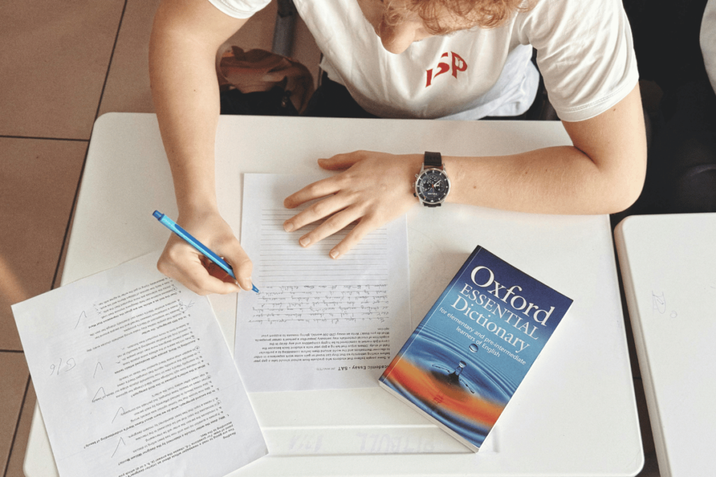 Ingles-e-a-Tecnologia-1024x683 Introdução ao Inglês na Vida Profissional